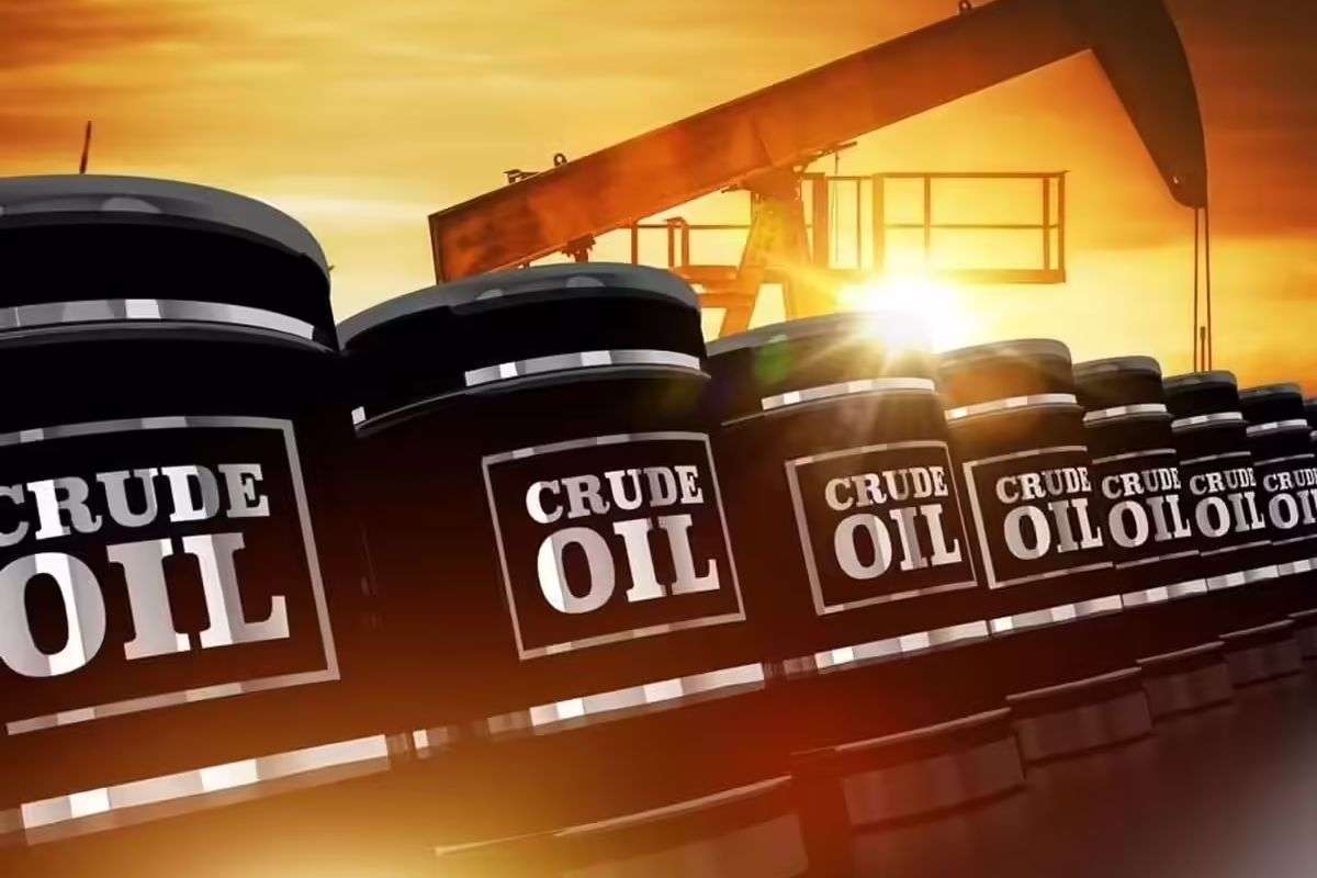 Crude Oil Outlook 2026: तेल बाजार की चेतावनी! 2026 में और फिसल सकती हैं क्रूड ऑयल की कीमतें
