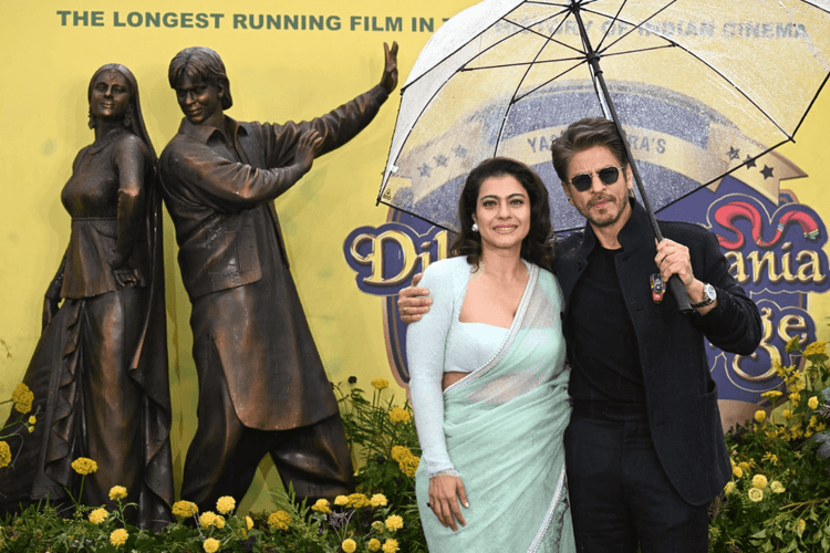 DDLJ 30 Years: 30 साल बाद भी कम नहीं हुआ डीडीएलजे का जादू, लंदन में चमका राज-सिमरन का आइकॉनिक स्टैच्यू, देखें तस्वीरें