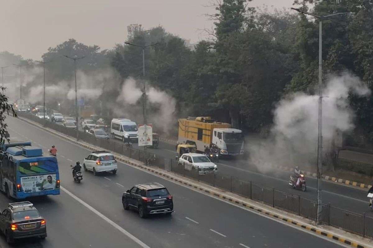 Delhi Air Pollution: दिल्ली-NCR में दम घोंट रहा प्रदूषण, AQI बहुत खराब, वाटर स्प्रिंकलर से हो रहा छिड़काव, Video