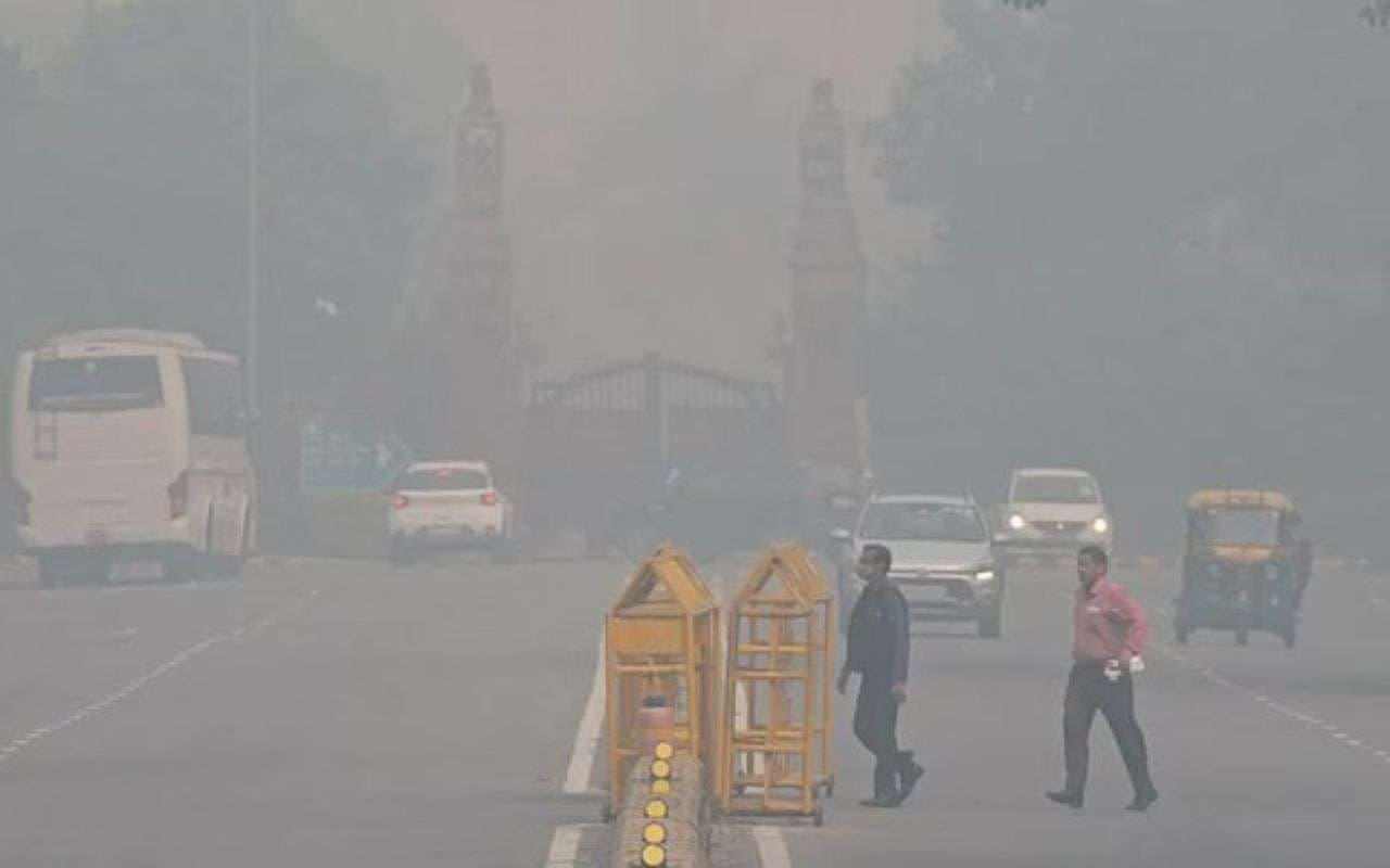 Delhi Pollution: राजधानी दिल्ली में सांस लेना मुश्किल, AQI 400 पार