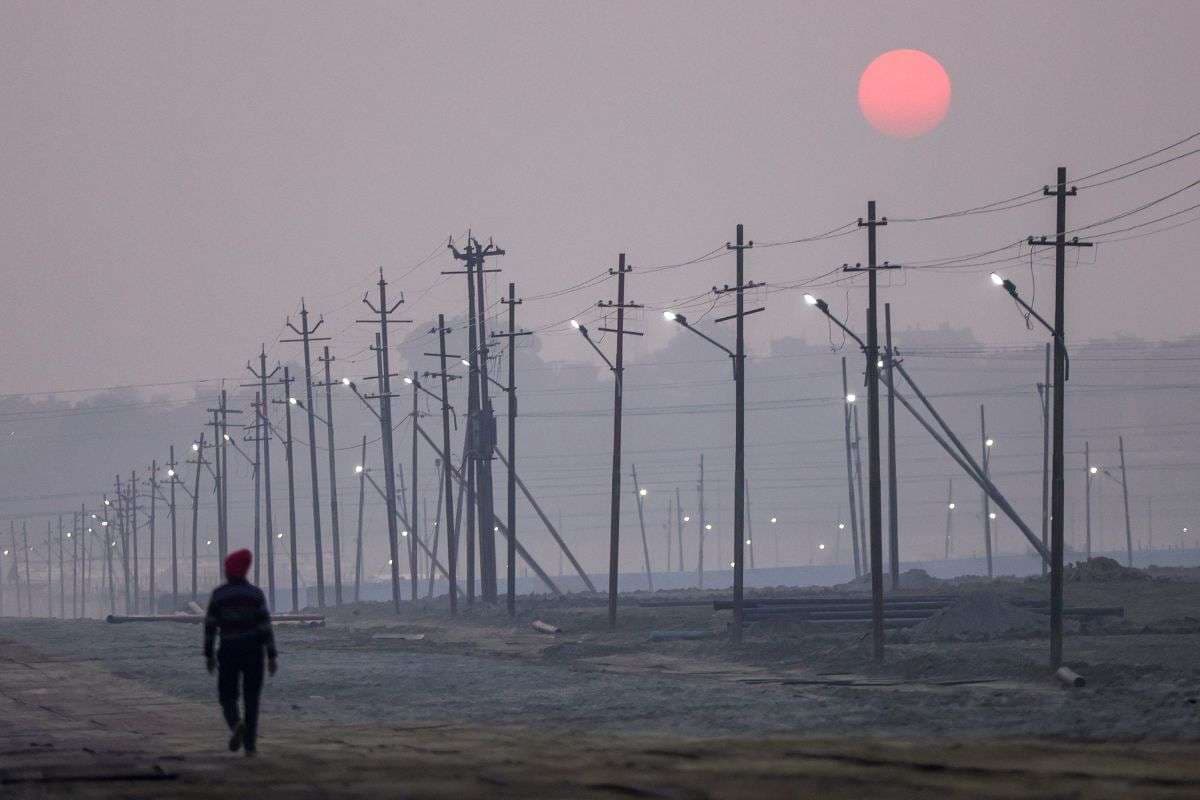 Delhi Weather: दिल्ली में कोहरे का कहर, वायु गुणवत्ता गंभीर श्रेणी में पहुंचा, अगले 24 घंटे कैसा रहेगा मौसम