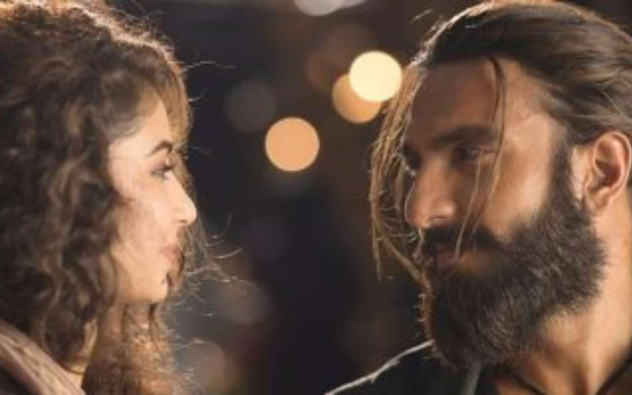 Dhurandhar Box Office Collection: '‘एनिमल’ का रिकॉर्ड तोड़ने के बाद ‘धुरंधर’ की अगली चुनौती शाहरुख की यह फिल्म, जानें 18 दिनों में कितना कमा लिया