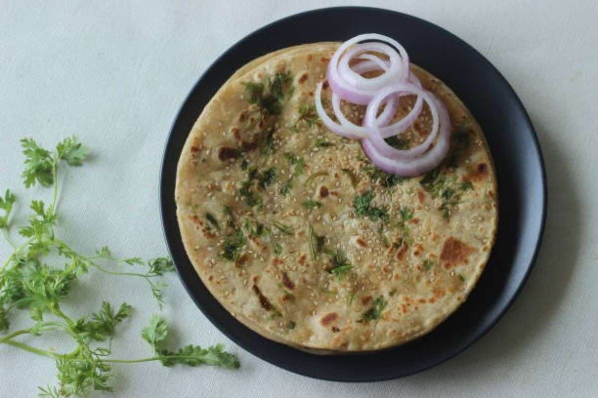 Namak Ajwain Paratha Recipe: ठंड में जरूर ट्राई करें नमक अजवाइन पराठा, झटपट हो जाएगा तैयार