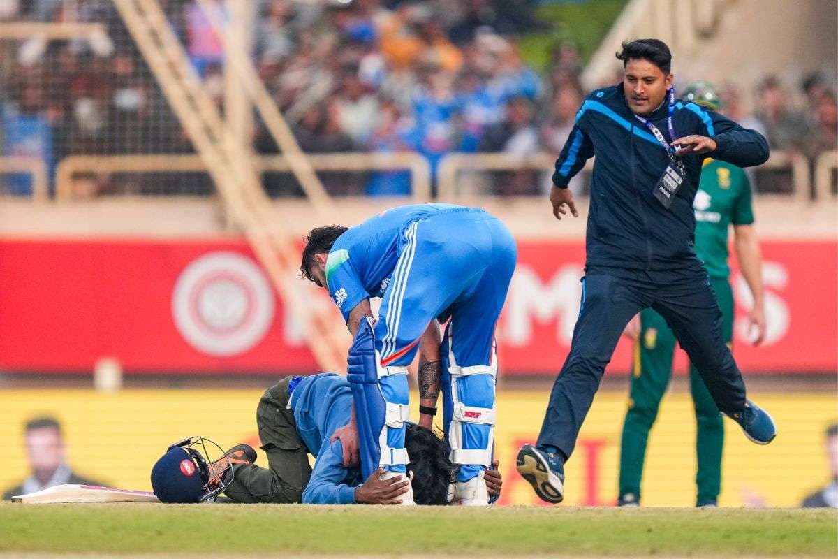 Fan Touches Virat Kohli Feet