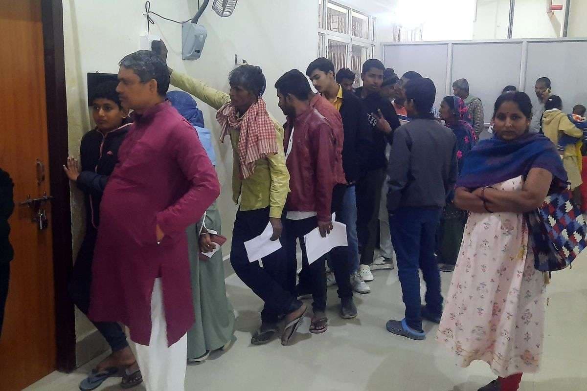 मुजफ्फरपुर: ठंड बढने के साथ फ्रोजन शोल्डर और ऑर्थराइटिस के मरीज बढ़े, सदर अस्पताल में लग रही भीड़