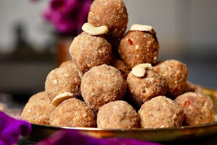Gond Laddu Price: जाड़े में कहां मिलेंगे गोंद के लड्डू, कितना देना पड़ेगा पैसा?