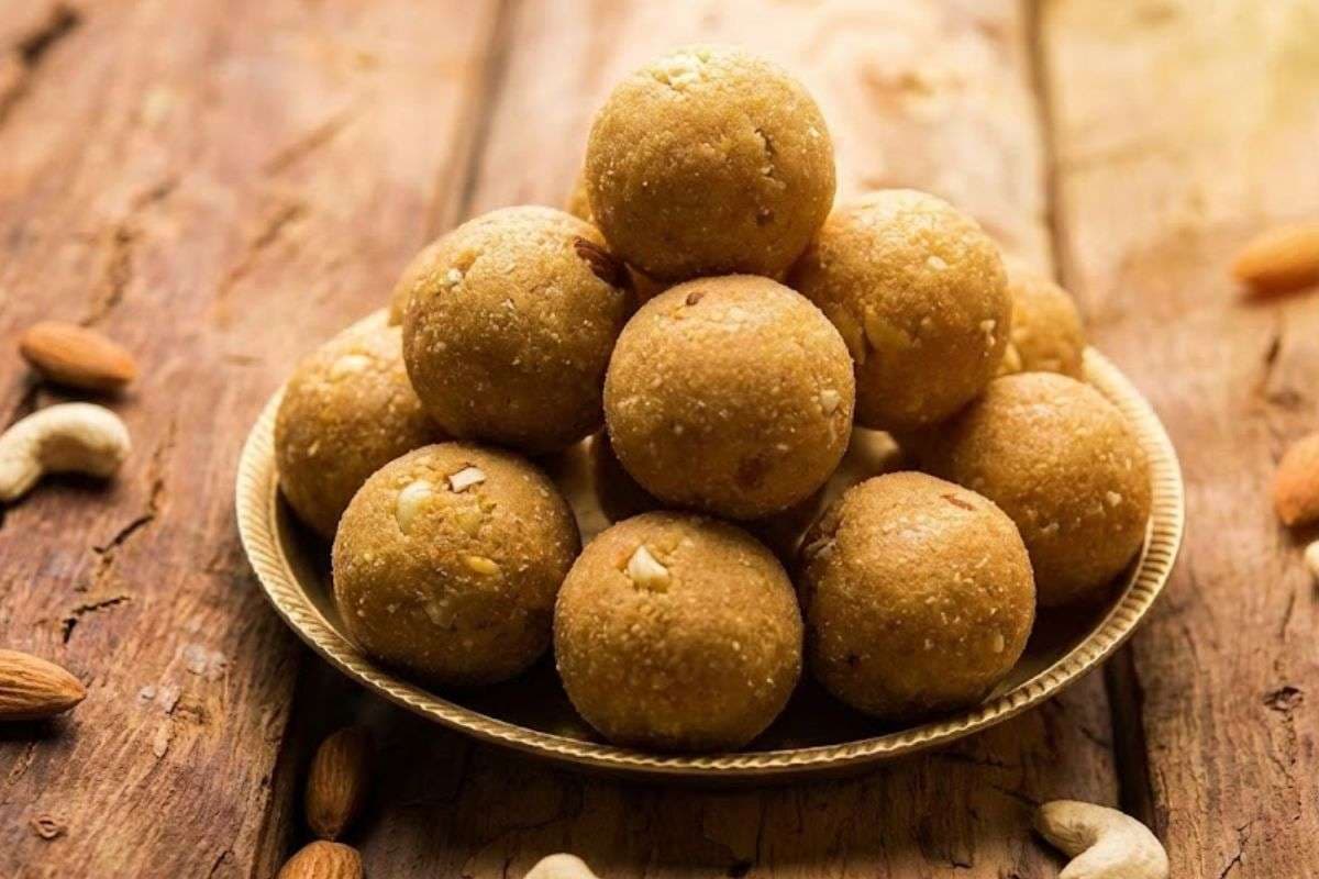 Gond ke Laddu With Jaggery: चीनी के बजाय घर पर बनाएं गुड़ से स्वादिष्ट गोंद के लड्डू, मुंह में जाते ही जाएगा घुल