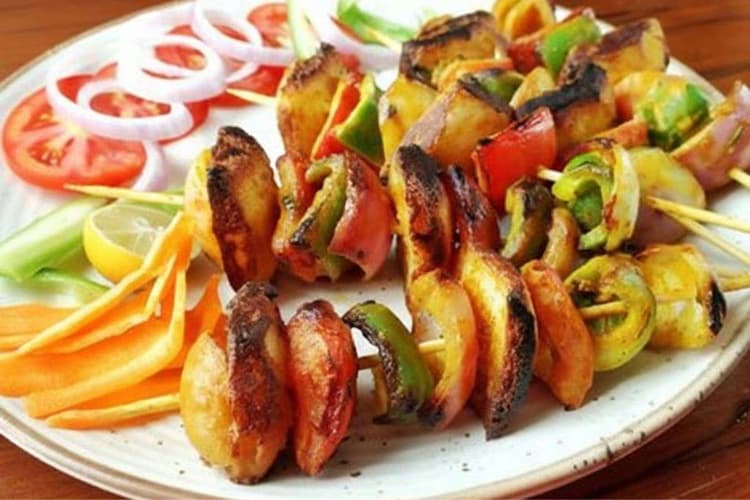 Grilled Idli Recipe: इडली को दें नया ट्विस्ट – घर पर बनाएं क्रिस्पी ग्रिल्ड इडली स्नैक