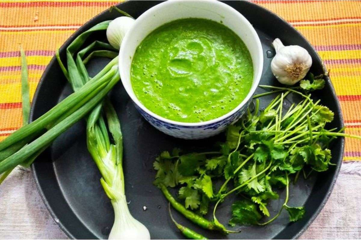 Hare Pyaj Ki Chutney Recipe: स्नैक्स और पराठे के लिए परफेक्ट है तीखी और चटपटी हरे प्याज की चटनी