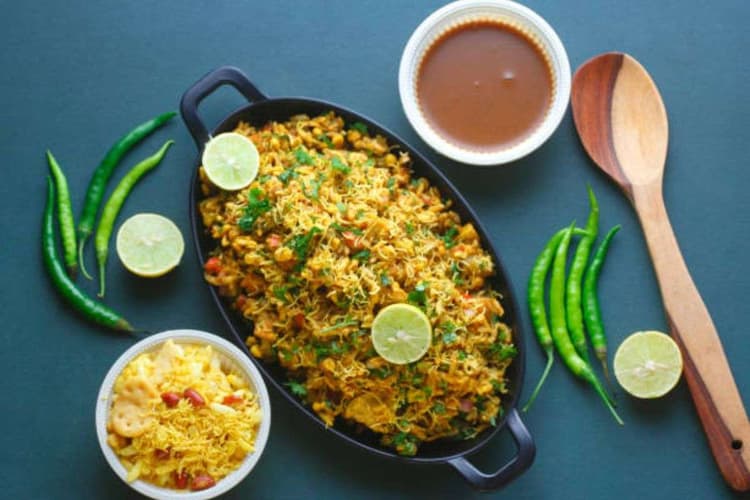 Batata Poha Recipe: हेल्दी और मजेदार ब्रेकफास्ट के लिए ट्राई करें बटाटा पोहा, खाकर बच्चे भी हो जाएंगे खुश