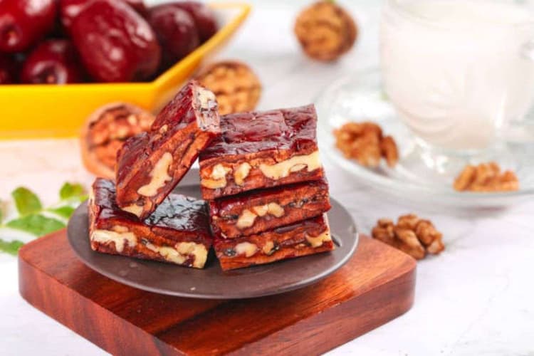 Khajur Burfi: मीठा खाने के हैं शौकीन, तो कुछ मिनटों में घर पर ही बना लें खजूर की बर्फी