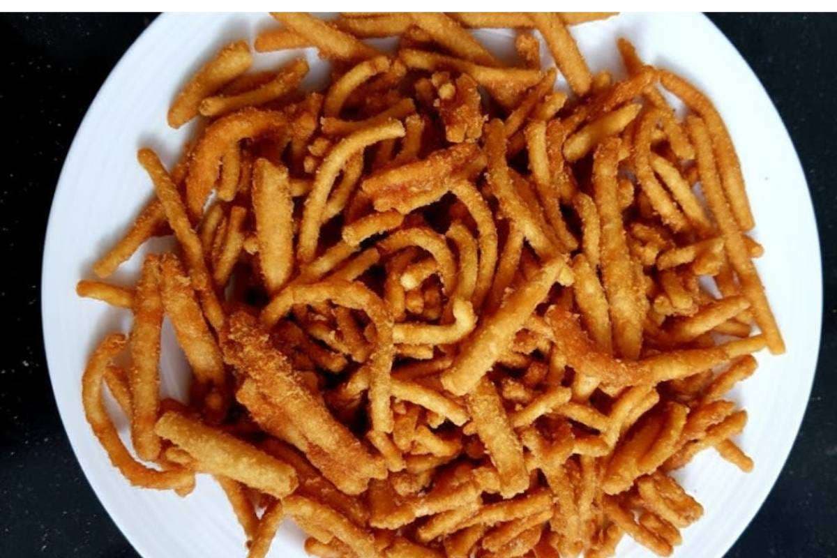 Gur Ki Sev Recipe: गुड़ और बेसन से बनाएं एमपी की फेमस रेसिपी - गुड़ की सेव