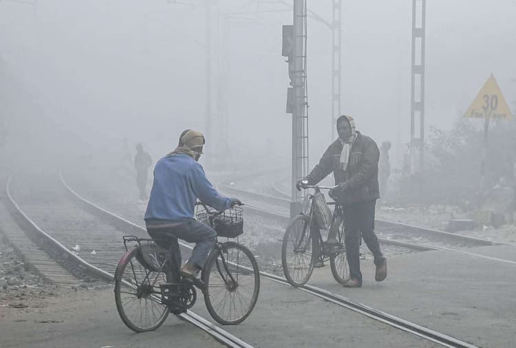 Aaj ka Mausam : दिल्ली में चलेगी ठंडी हवा, यूपी में घने कोहरे की चेतावनी, जानें अन्य राज्यों का मौसम