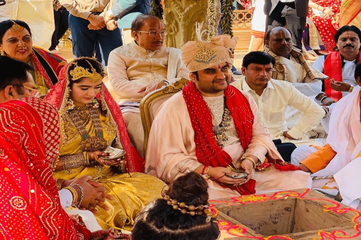 Indresh Upadhyay Marriage: वैदिक मंत्रों के बीच परिणय सूत्र में बंधे इंद्रेश उपाध्याय, जानें कौन हैं कथा वाचक की जीवनसंगिनी