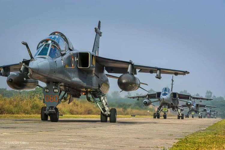 ओमान का बड़ा तोहफा! IAF को सौंपेगा 20 से ज्यादा जगुआर जेट, जानें किस काम आएंगे ये विमान