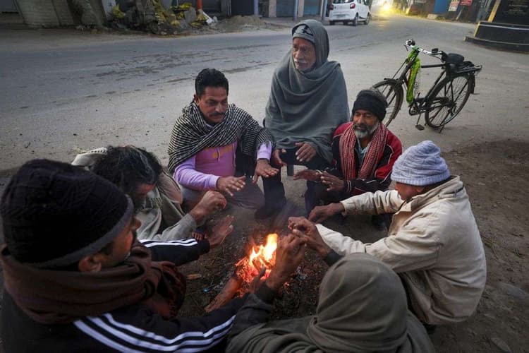 Jharkhand Cold Wave: शीतलहर की चपेट में झारखंड, गुमला का पारा सबसे कम 3.5 डिग्री, कांके को भी छोड़ा पीछे