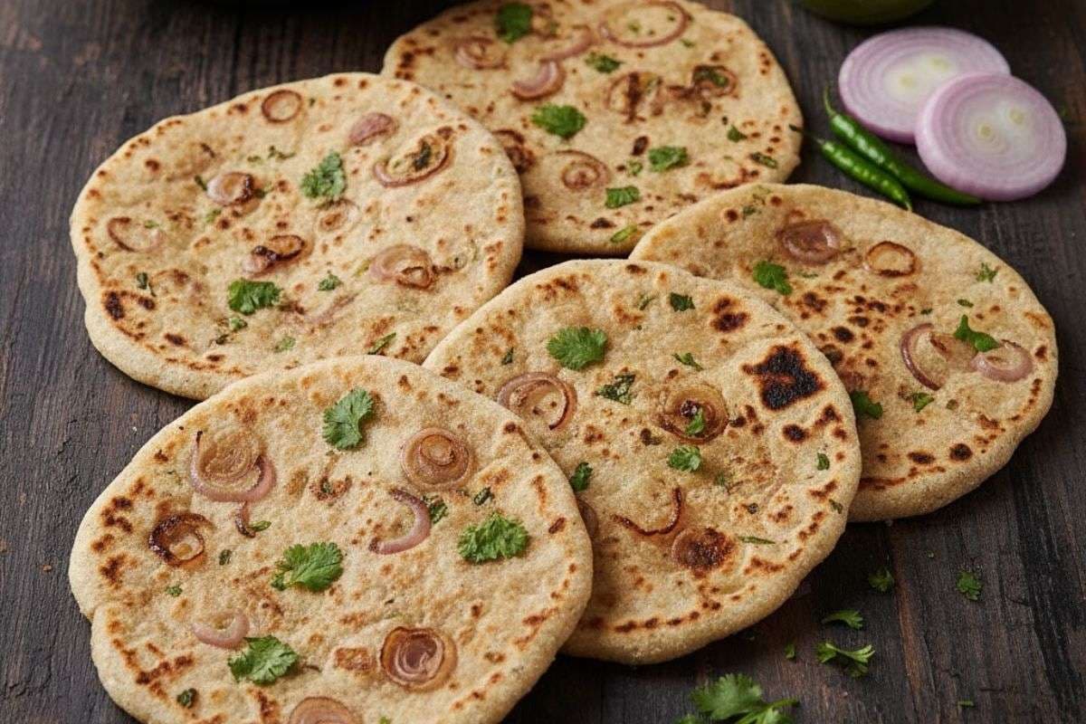 Jowar Pyaj ki Roti: दिन भर एनर्जी से भर देगी ज्वार प्याज की रोटी, इस आसान रेसिपी से करें तैयार