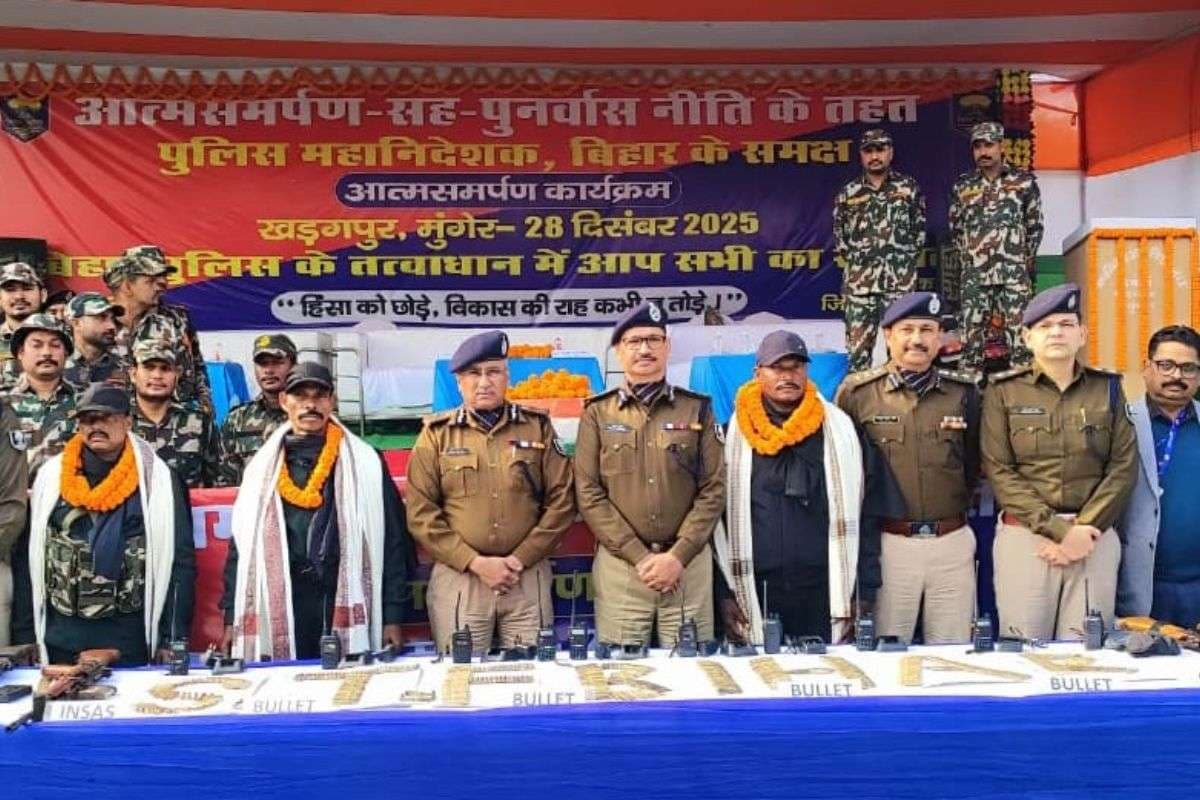 लाखों के इनामी नक्सलियों ने किया सरेंडर, राइफल और गोला-बारूद बिहार पुलिस के हवाले
