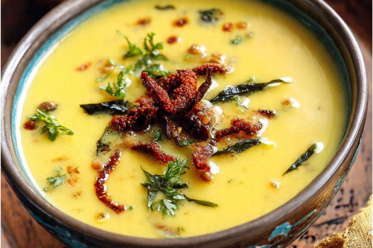 Moong Dal Kadhi Recipe: सर्दियों में बनाये गरमा-गरम प्रोटीन से भरपूर मूंग दाल कढ़ी