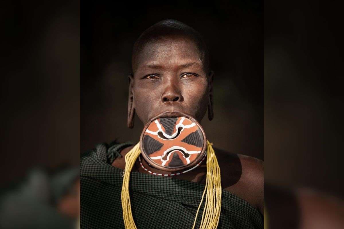 मुर्सी जनजाति की महिलाएं अलग-अलग आकार के छल्ले उपयोग करती हैं. 