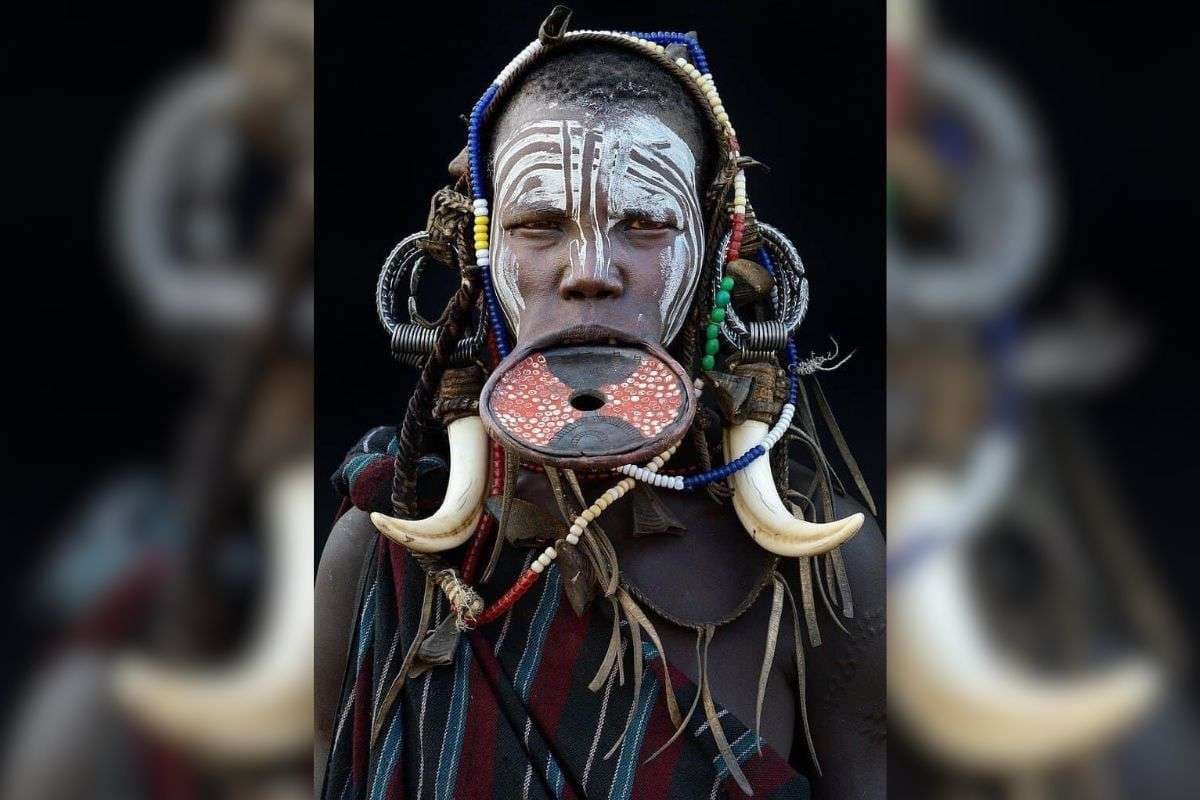 पूरे परिधान में एक मुर्सी जनजाति की महिला. 