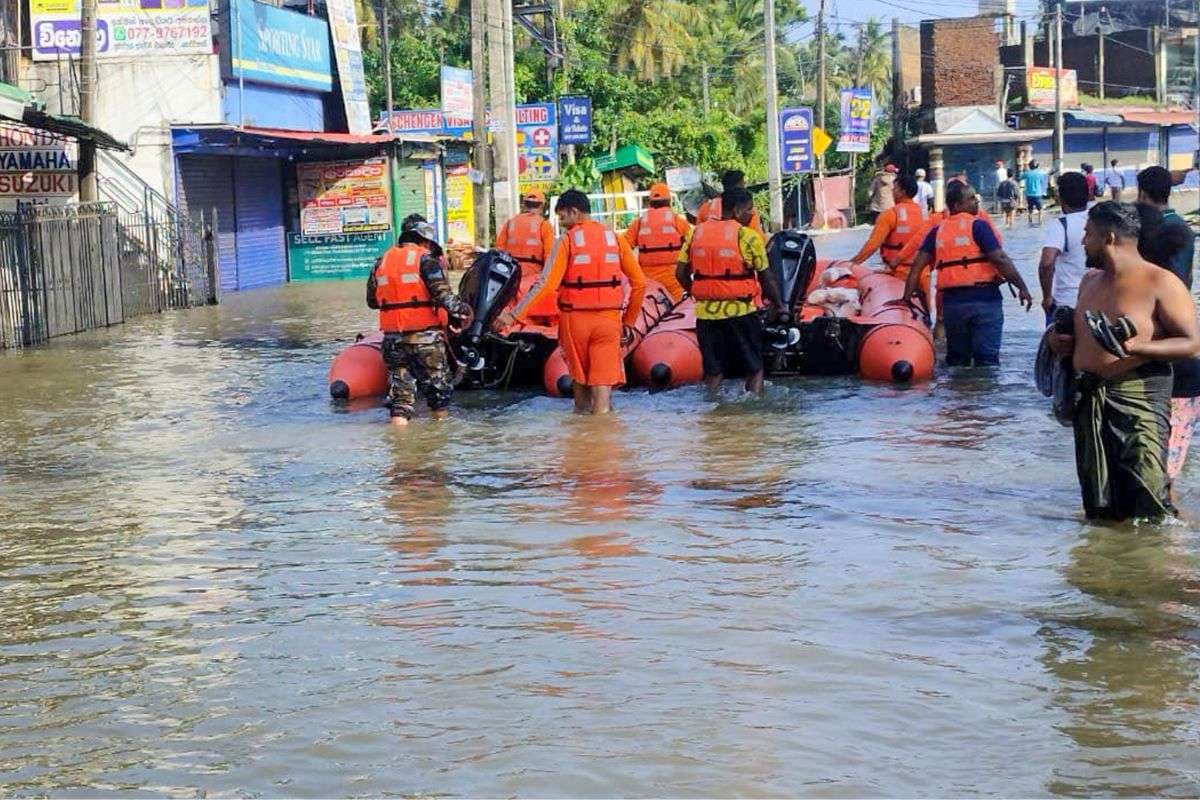 Heavy Rain Warning: चक्रवात दित्वा से तमिलनाडु में तबाही, अगले 48 घंटे इन राज्यों में गरज के साथ भारी बारिश की संभावना, IMD अलर्ट