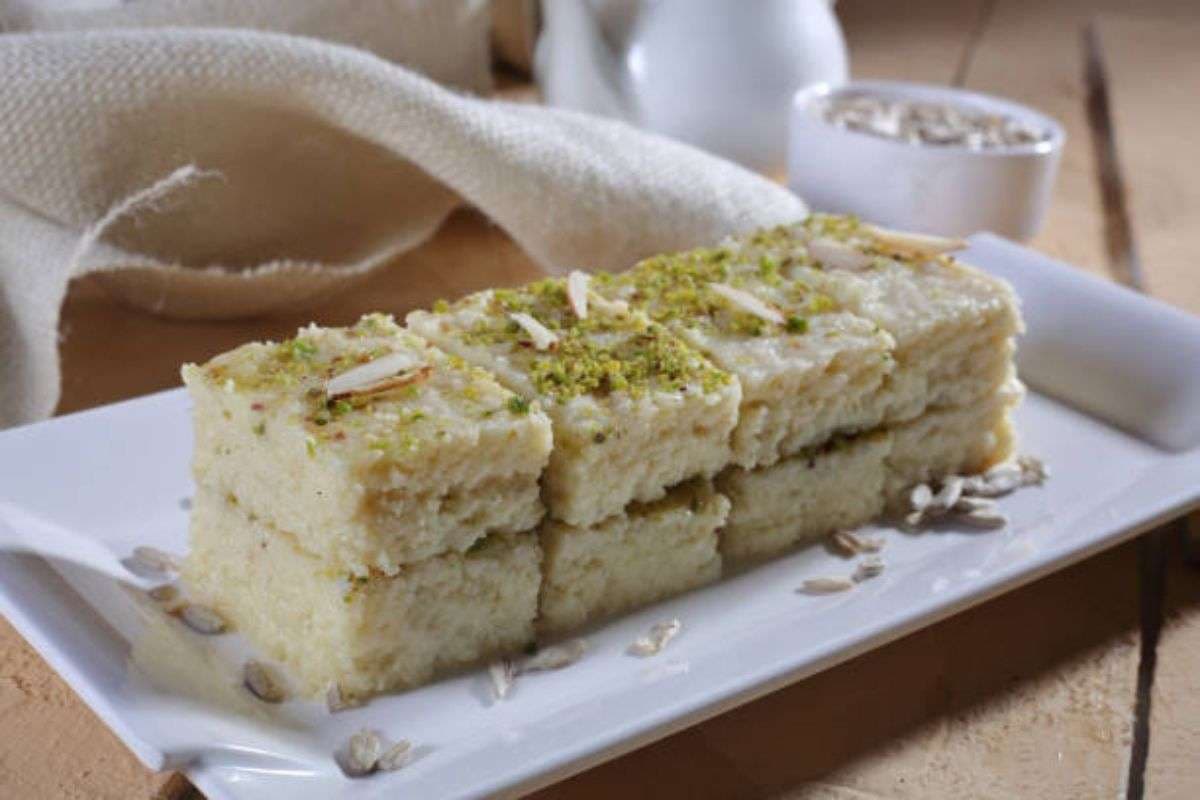 Banana Kalakand Recipe: नए साल पर टेस्टी केला कलाकंद खाकर खुश होंगे मेहमान और करेंगे तारीफ