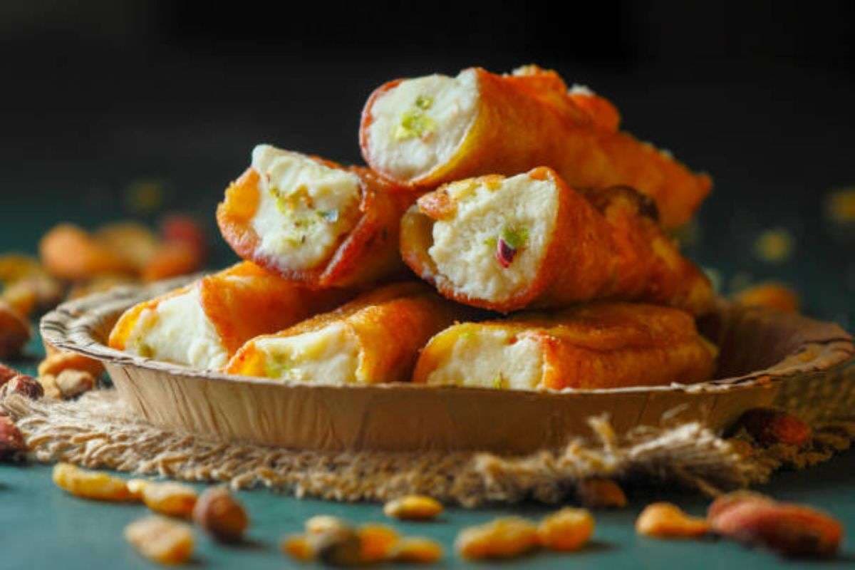 Bread Malai Roll Recipe: इस बार नए साल पर बाजार की मिठाई नहीं घर पर ही बनाएं स्वादिष्ट ब्रेड मलाई रोल