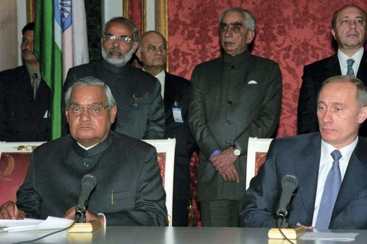 PM Modi Putin Old Photo: पीएम मोदी की पुतिन के साथ दुर्लभ तस्वीर, वाजपेयी जी के पीछे खड़े आए नजर
