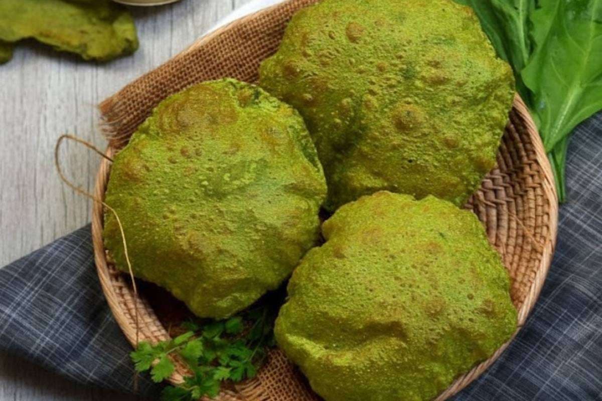 Palak Bajra Puri Recipe: पालक पुरी को दे बाजरे का असली स्वाद – आसानी से बनाएं फुली-फुली पूरियां