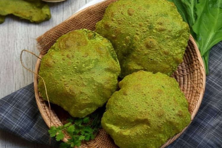 Palak Bajra Puri Recipe: पालक पुरी को दे बाजरे का असली स्वाद – आसानी से बनाएं फुली-फुली पूरियां