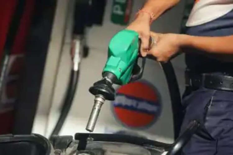 Petrol Diesel Price Today: आज फिर बदले दाम, जानें कहां सस्ता और कहां महंगा हुआ फ्यूल का रेट