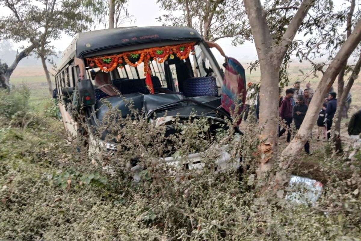 औरंगाबाद में कोहरे का कहर, अनियंत्रित होकर पलटी बस, आधे दर्जन सवारी जख्मी