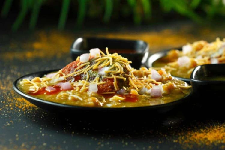 Ghugni Chaat: स्नैक्स में कुछ चटपटा खाने का है मन तो, घर पर झटपट तैयार करें घुगनी चाट