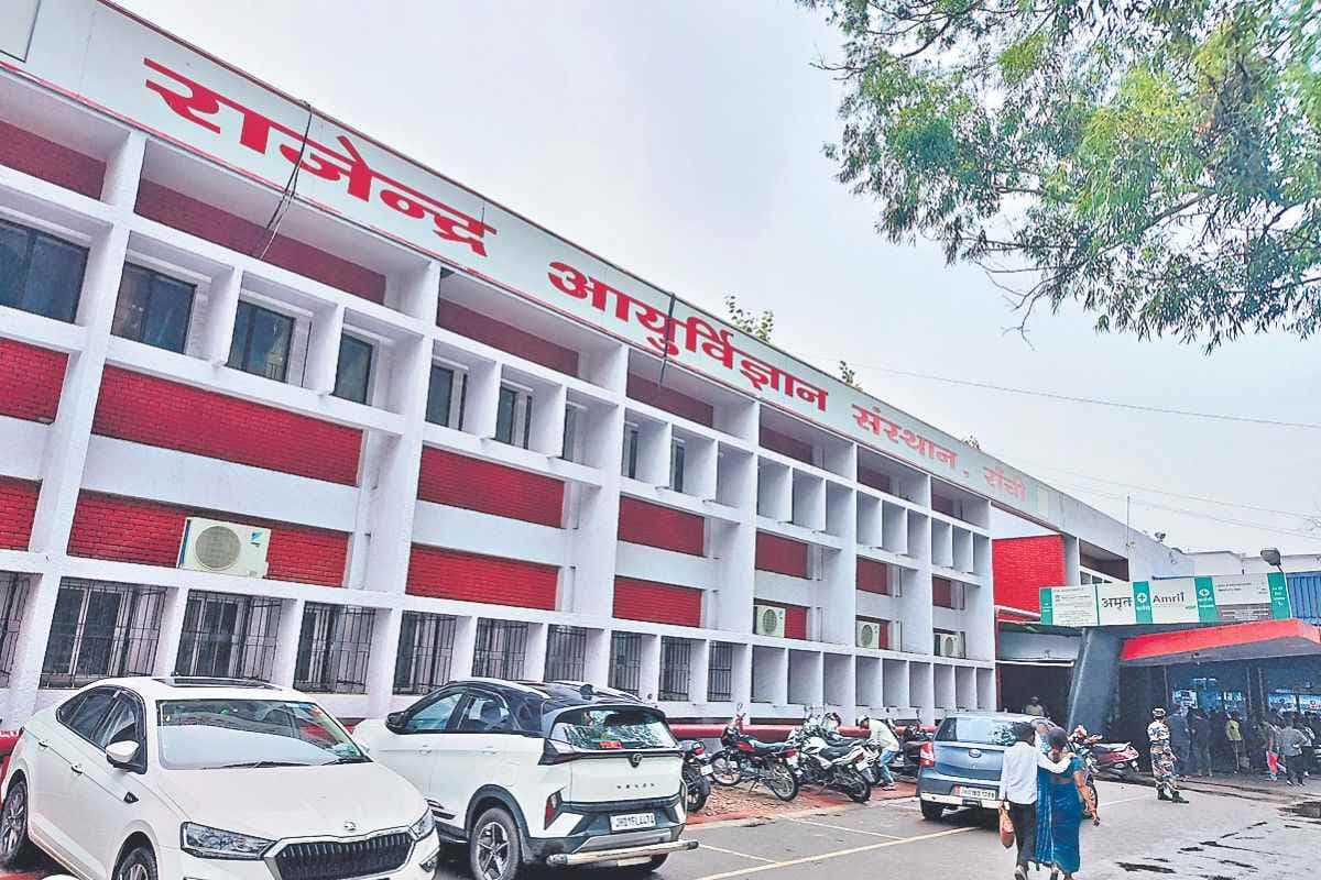Jharkhand Hospital Conditions : इमरजेंसी से लौटाये जा रहे गंभीर मरीज, रिम्स-सदर के आइसीयू बेड फुल