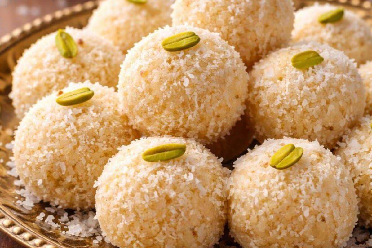 Rava Nariyal Laddu: नए साल में मीठे में तैयार करना है कुछ खास, तो ट्राई करें रवा नारियल के लड्डू