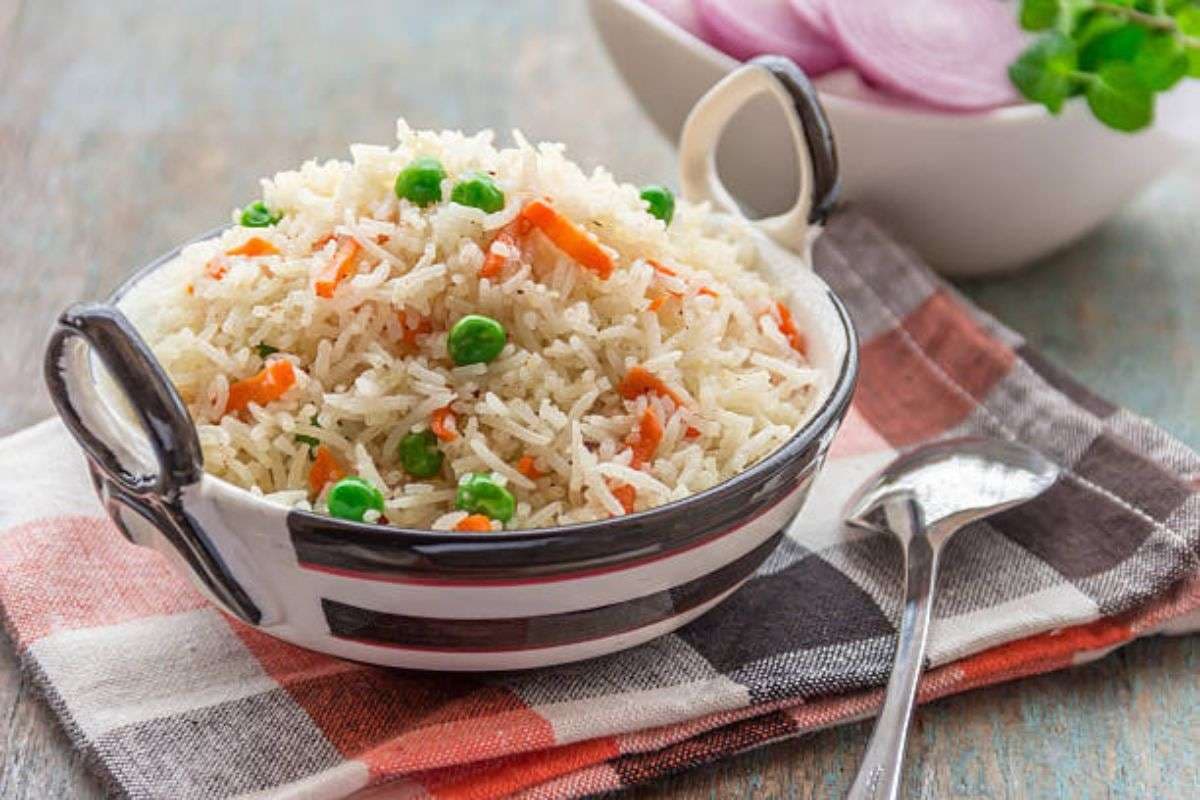 Carrot Rice Recipe: रोजाना एक जैसी चावल खाकर हो चुके हैं बोर, घर पर बनाएं रेस्टोरेंट जैसा गाजर राइस