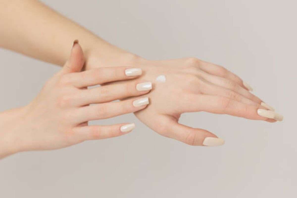 Hand Care in Winter: सर्दियों में भी सॉफ्ट रहेंगे आपके हाथ, बस फॉलों करें ये आसान टिप्स