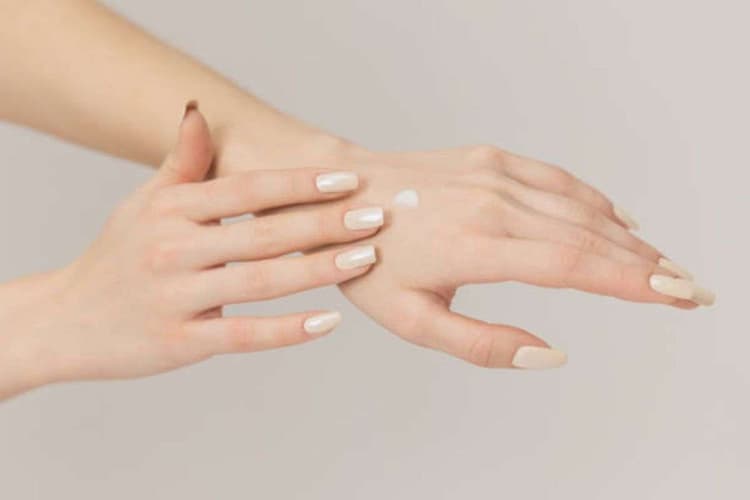 Hand Care in Winter: सर्दियों में भी सॉफ्ट रहेंगे आपके हाथ, बस फॉलों करें ये आसान टिप्स