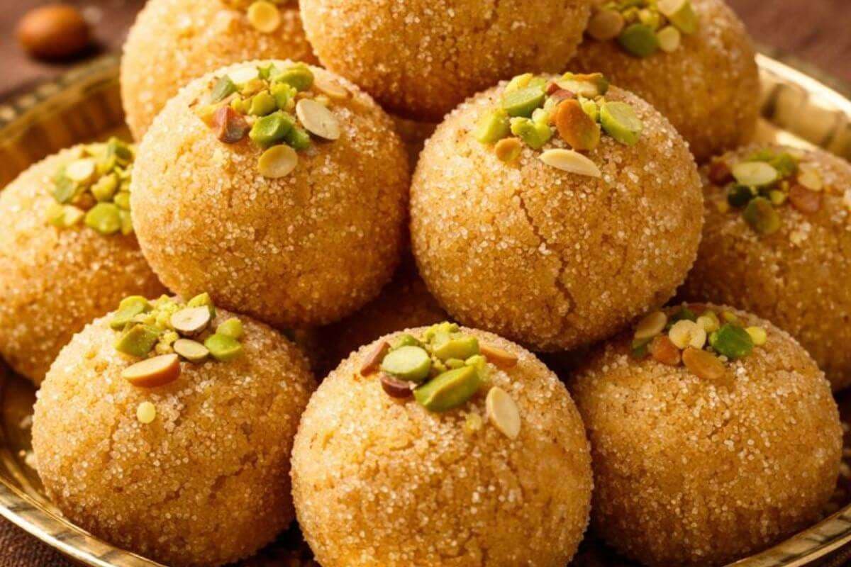 Suji Gud Laddu: घर पर झटपट बनाएं मजेदार सूजी-गुड़ के लड्डू, जानें तैयार करने का तरीका
