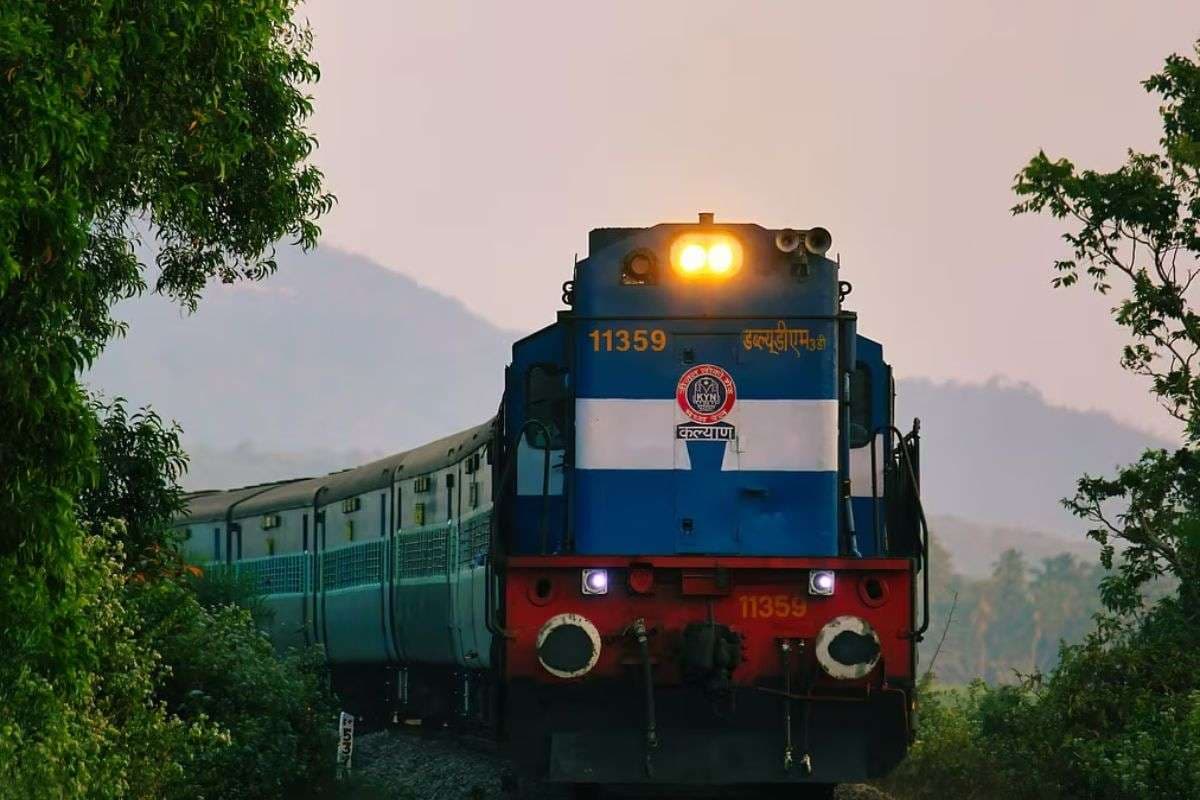 बिना आधार वेरिफिकेशन के इन 4 ट्रेनों में नहीं मिलेगा तत्काल टिकट, दलालों पर नकेल कसने की तैयारी