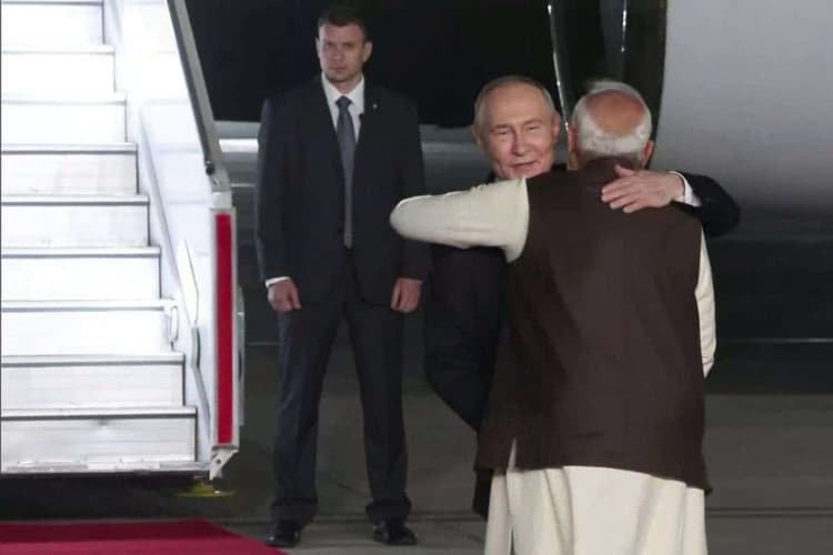 Putin India Visit: व्लादिमीर पुतिन भारत पहुंचे, पीएम मोदी ने एयरपोर्ट पर लगाया गले, गर्मजोशी से किया स्वागत