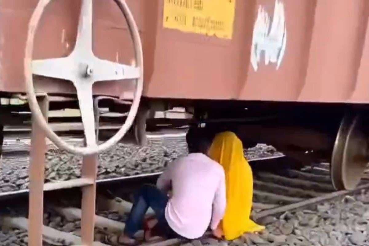 Viral Video: मालगाड़ी के नीचे रोमांस कर रहा था कपल, तभी चल पड़ी ट्रेन… आगे जो हुआ देख कांप जाएगा कलेजा