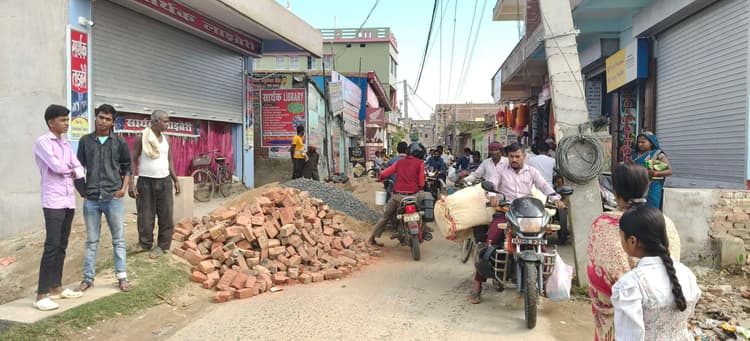 सड़क पर पर रखा भवन निर्माण सामग्री, परेशानी