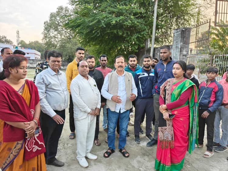 hajipur news. आरएन कॉलेज खेल मैदान की जल्द शुरू होगी लेवलिंग, लगेंगी हाइमास्ट लाइट