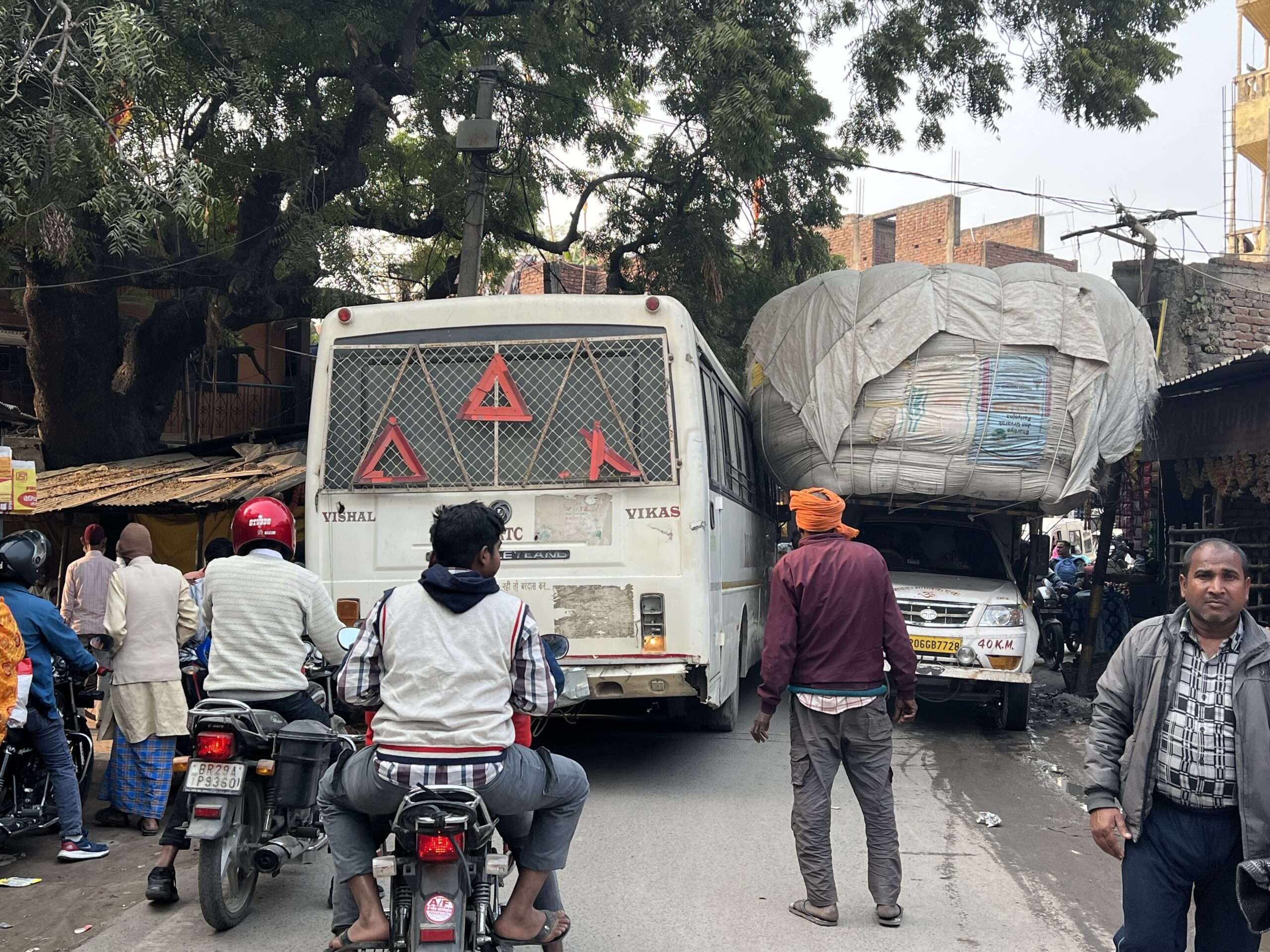 बथुआ बाजार में महाजाम से लोग रहे परेशान, घंटों फंसे रहे वाहन