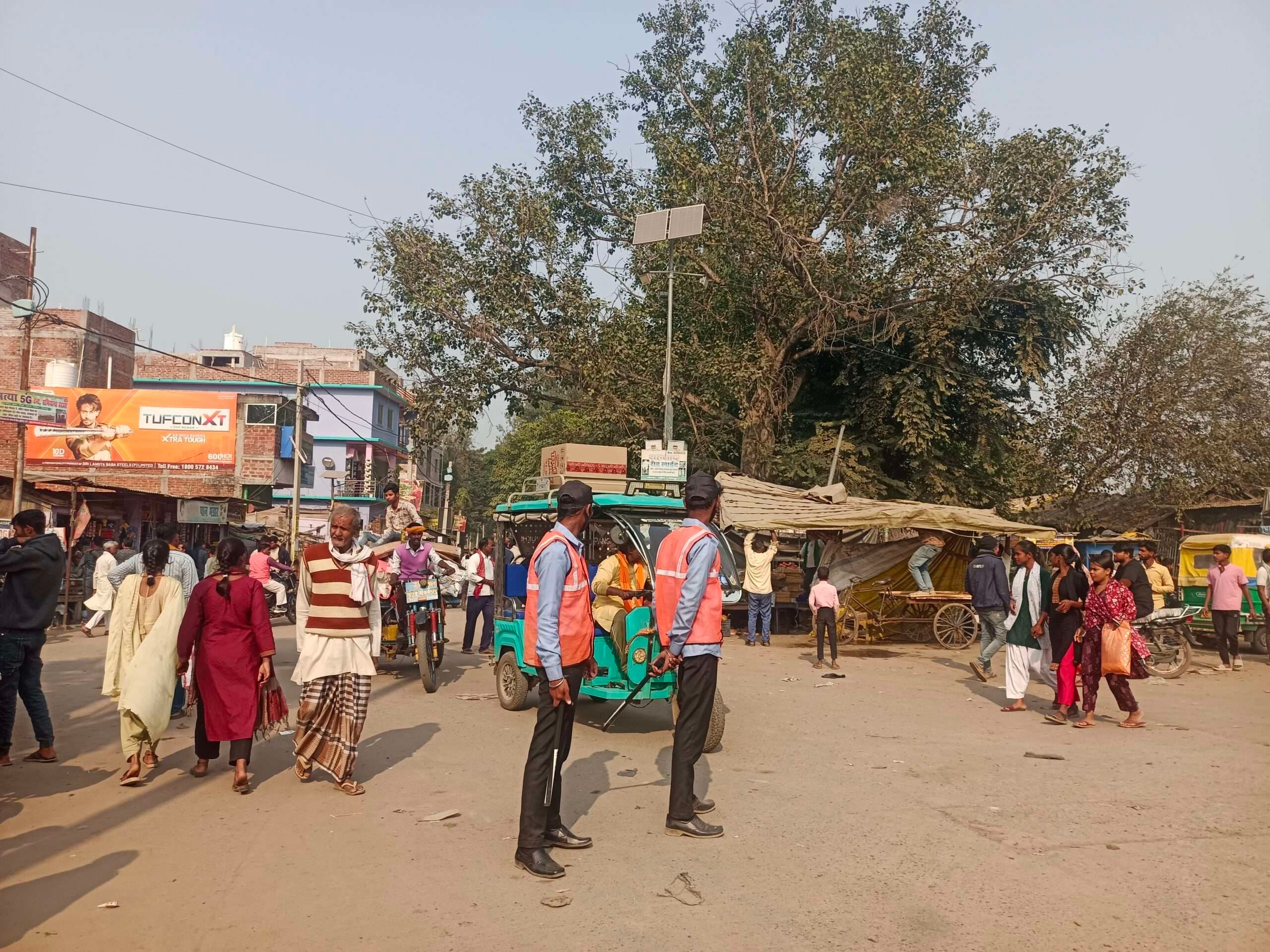 नासरीगंज–सकडडी मार्ग पर जाम हटाने के लिए तैनात किये गये निजी सुरक्षा बल