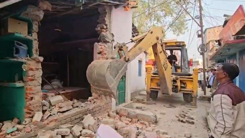 अतिक्रमण कर सड़क पर बनाया पक्का घर, बुलडोजर से किया ध्वस्त