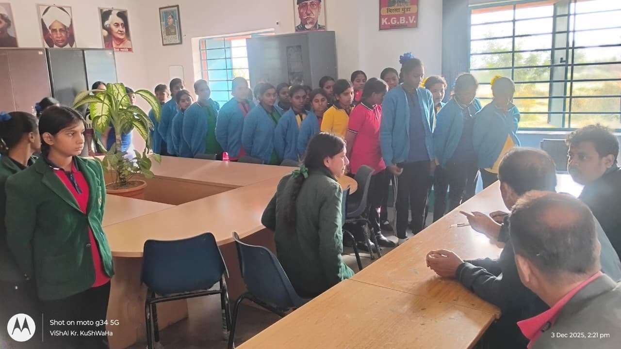 डीएसइ ने कस्तूरबा की छात्राओं से पढ़ाई, खेलकूद व अन्य गतिविधियों की ली जानकारी