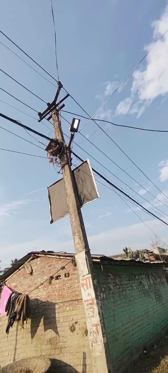 दिन में भी जलती रहती है स्ट्रीट लाइट, विभागीय लापरवाही से बढ़ रही बिजली की बर्बादी